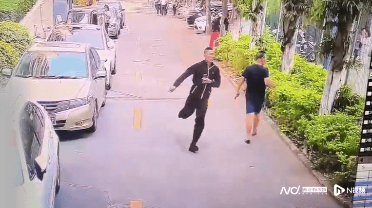 广东江门一住宅突发火灾！关键时刻，他毫不犹豫冲向了火场