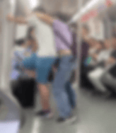 上海一男孩和妈妈坐地铁非要扒开门，情绪激动踹门高喊：不就几千万吗，老子赔没关系！